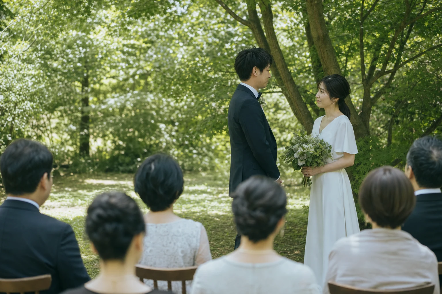 庭で向かい合うふたりと、見守る人たち